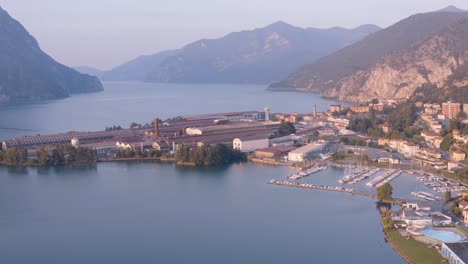 Ehrfürchtige-Luftaufnahme-Des-Lovere-hafens,-Iseo-seepanorama,-Lombardei-Italien