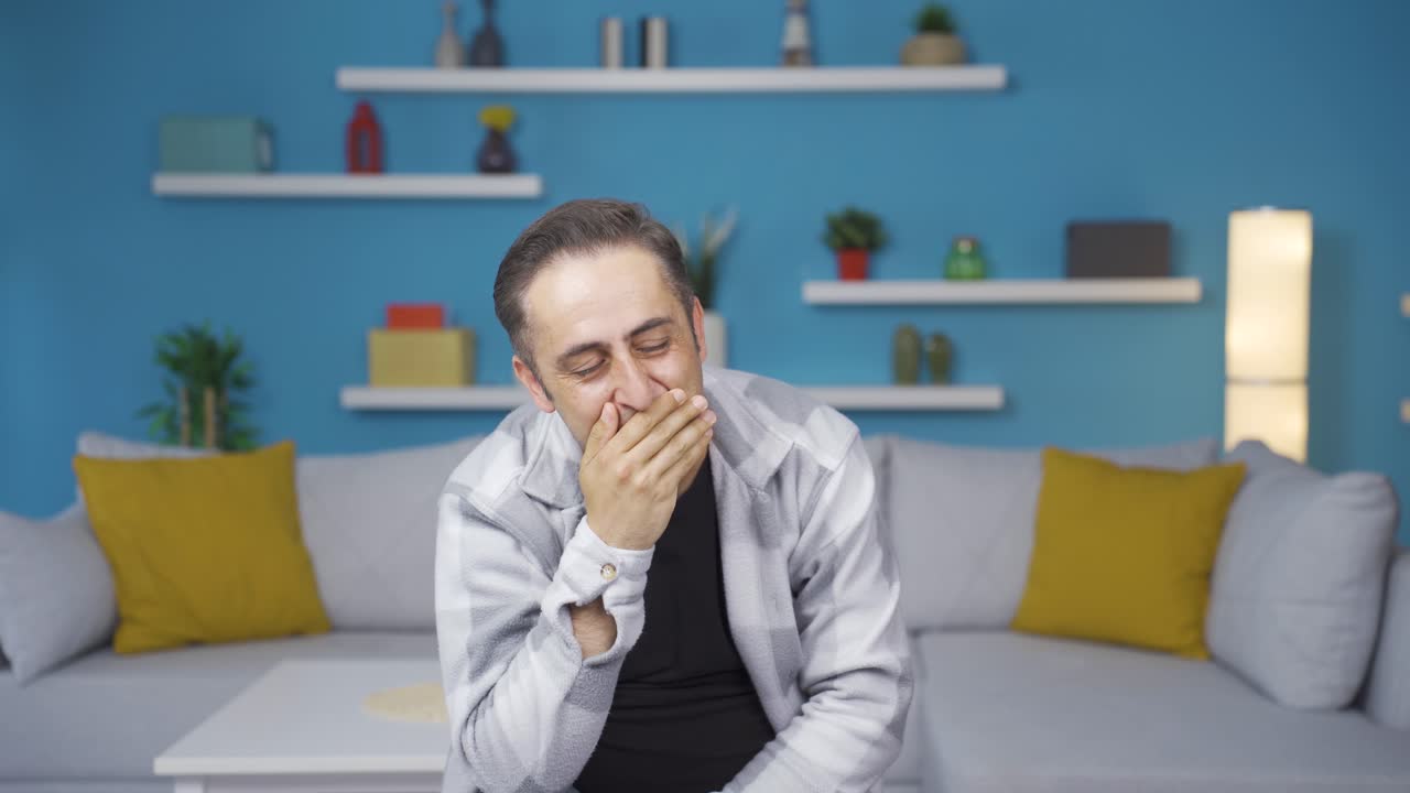 el hombre soñoliento bostezó.