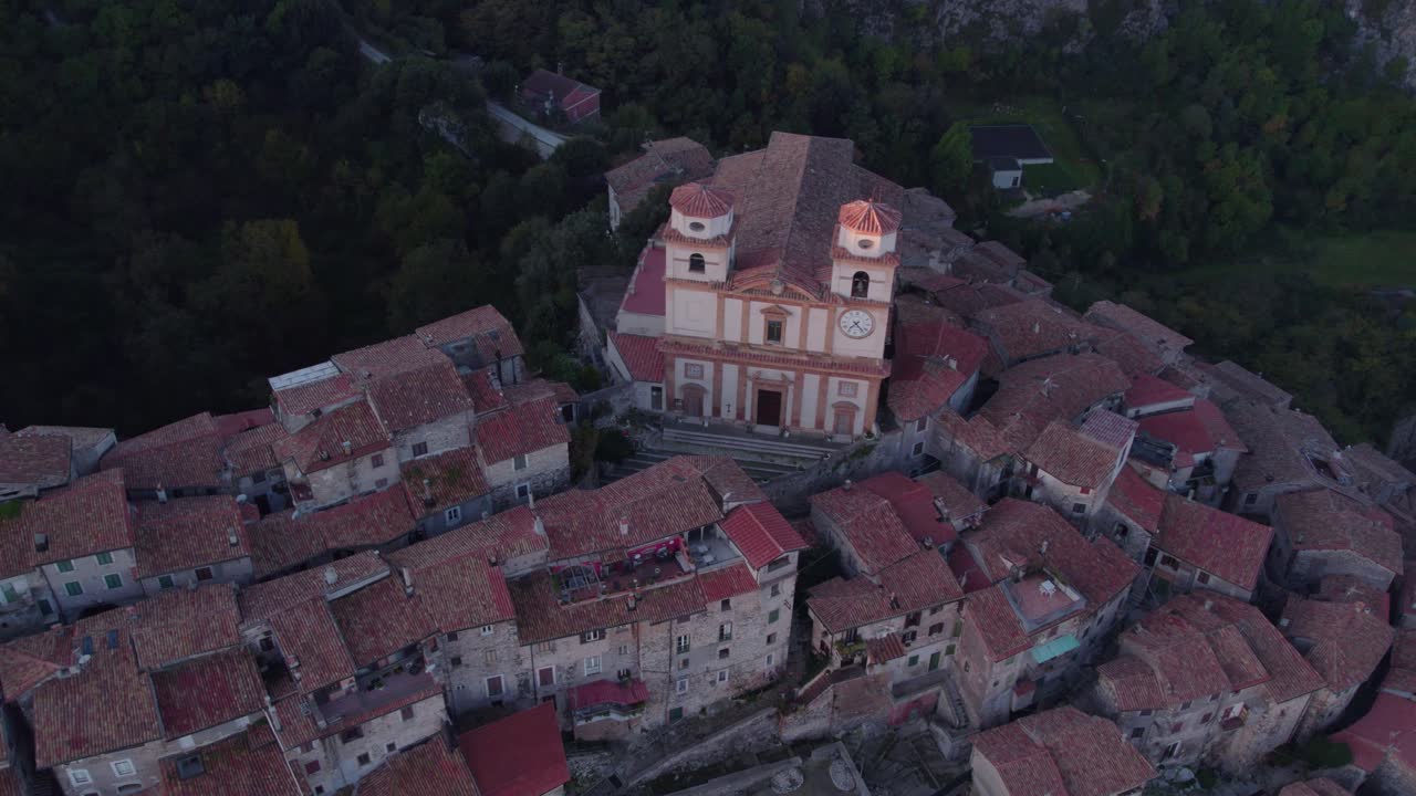 artena ciudad en la cima de la colina con la iglesia durante el amanecer, aero