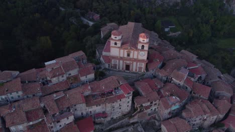 Artena-Stadt-Auf-Einem-Hügel-Mit-Kirche-Bei-Sonnenaufgang,-Luftaufnahme