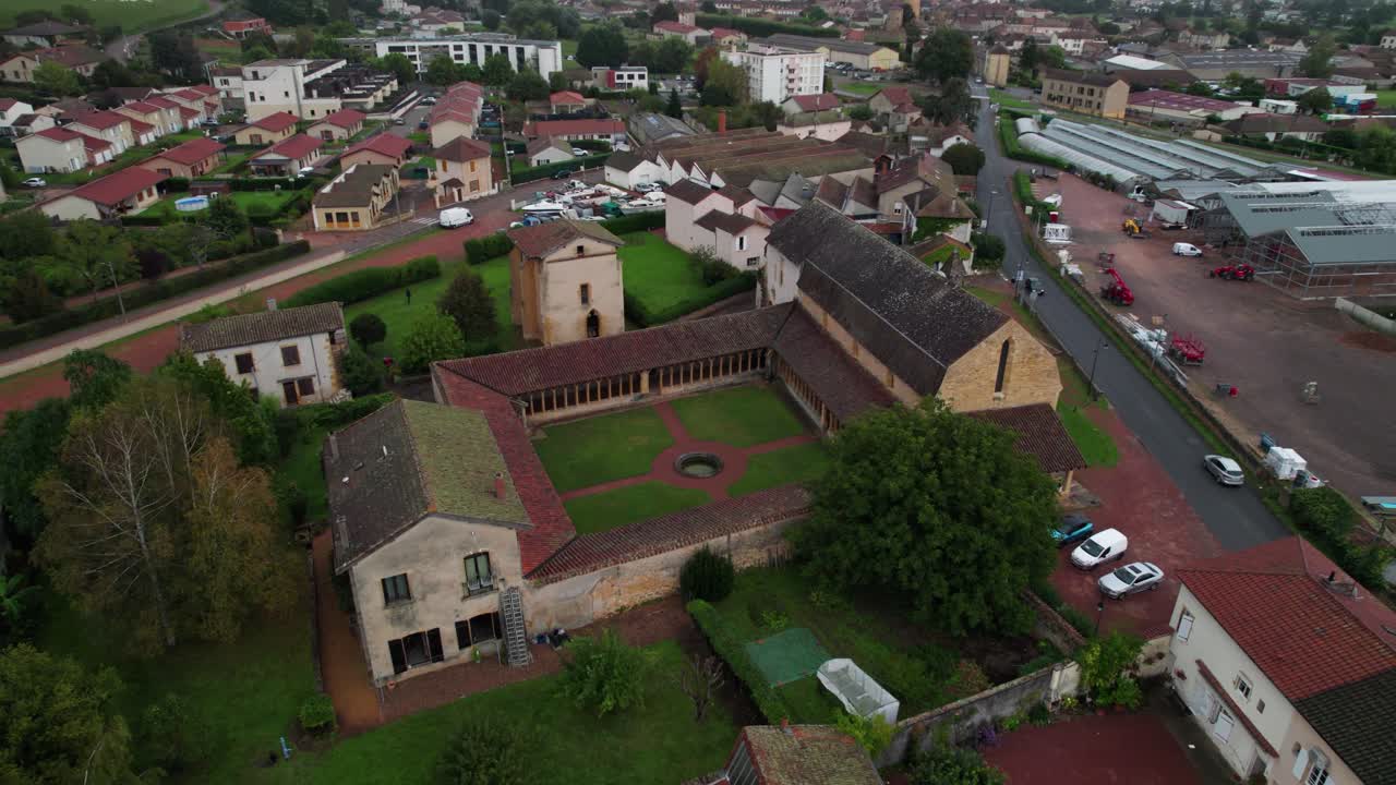 Ripresa aerea circolare con drone intorno al convento dei Cordiglieri a Saint-Nizier-sous-Charlieu, dipartimento della Loira, regione Alvernia-Rodano-Alpi, Francia.