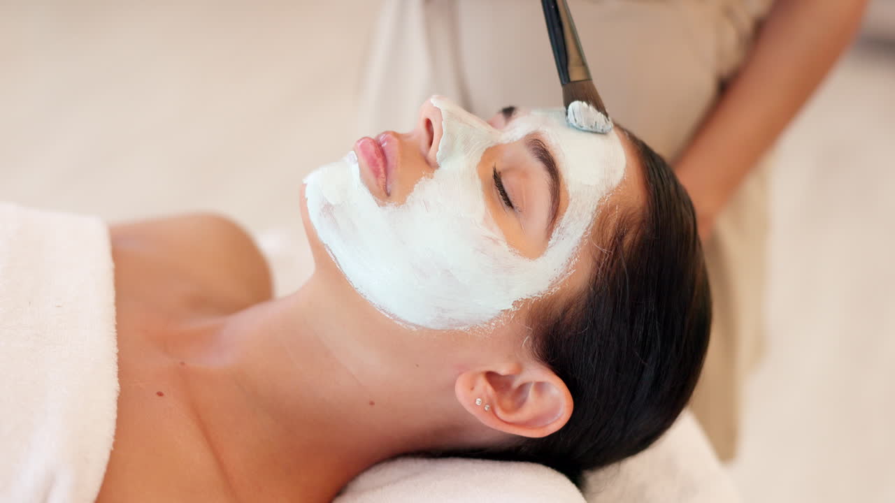 cuidado de la piel, belleza y spa máscara facial con mujer