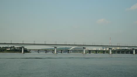 Water-skiing-on-Han-River,-Seoul