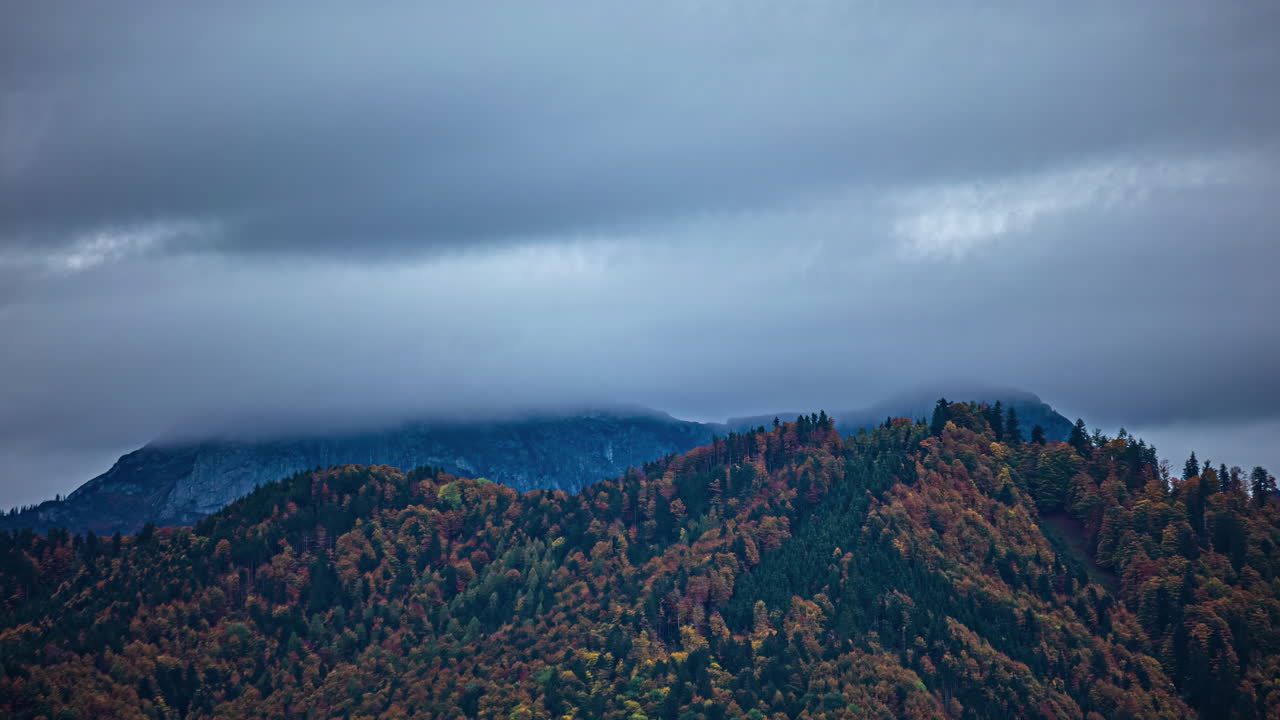 el lapso de tiempo de las nubes que pasan de izquierda a derecha por encima de las colinas