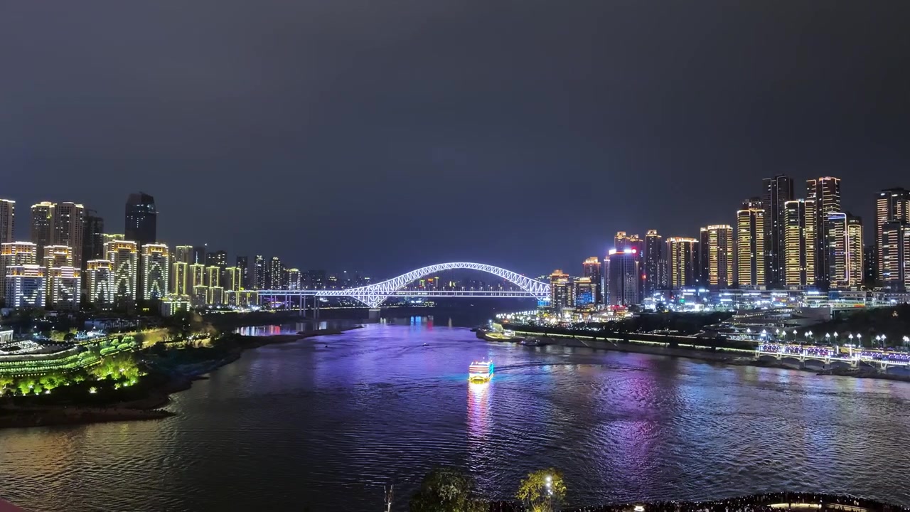 Skyline notturno vibrante di Chongqing lungo le rive del fiume Yangtze in Cina