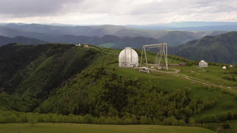 observatorio científico astrofísico especial. centro astronómico para observaciones terrestres del universo con un gran telescopio.