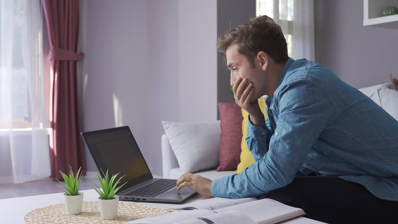 estudiante estresado mirando la computadora portátil.