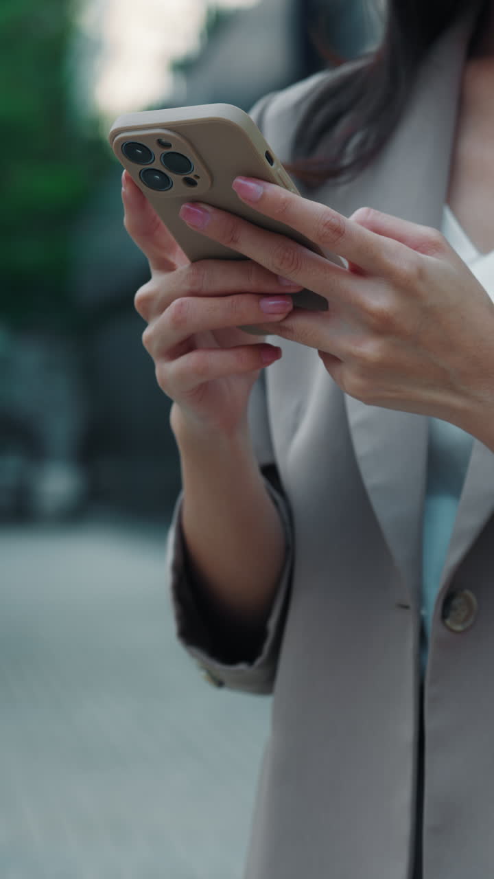 mujer usando un teléfono inteligente al aire libre