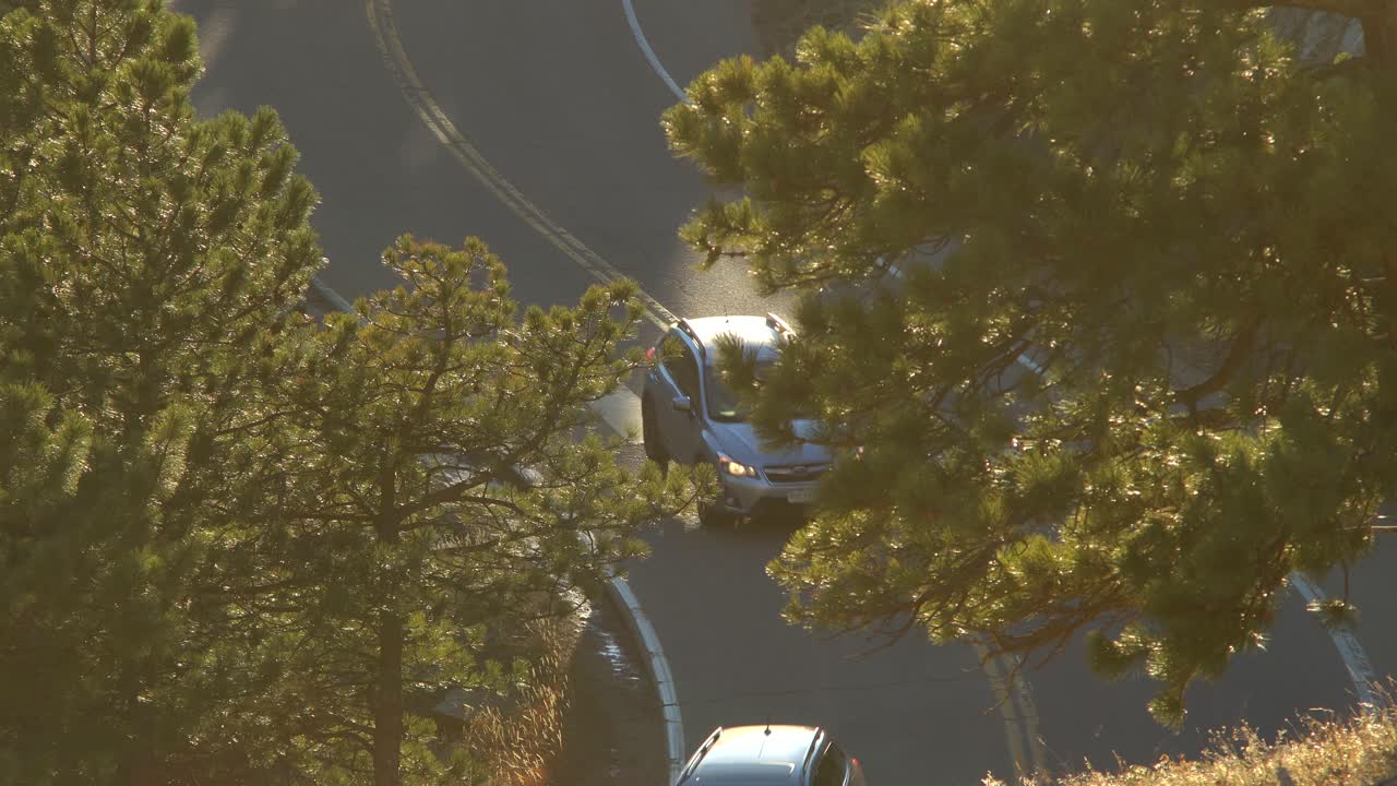 산에서 운전하는 자동차의 조감도