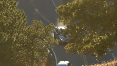 vista aérea de la conducción de automóviles en las montañas