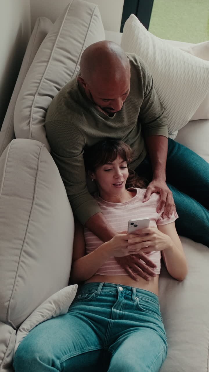 una pareja feliz relajándose en casa.