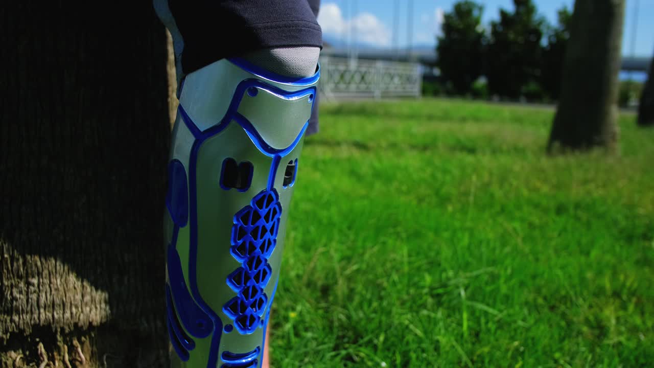 공원에서 인공 다리를 가진 사람