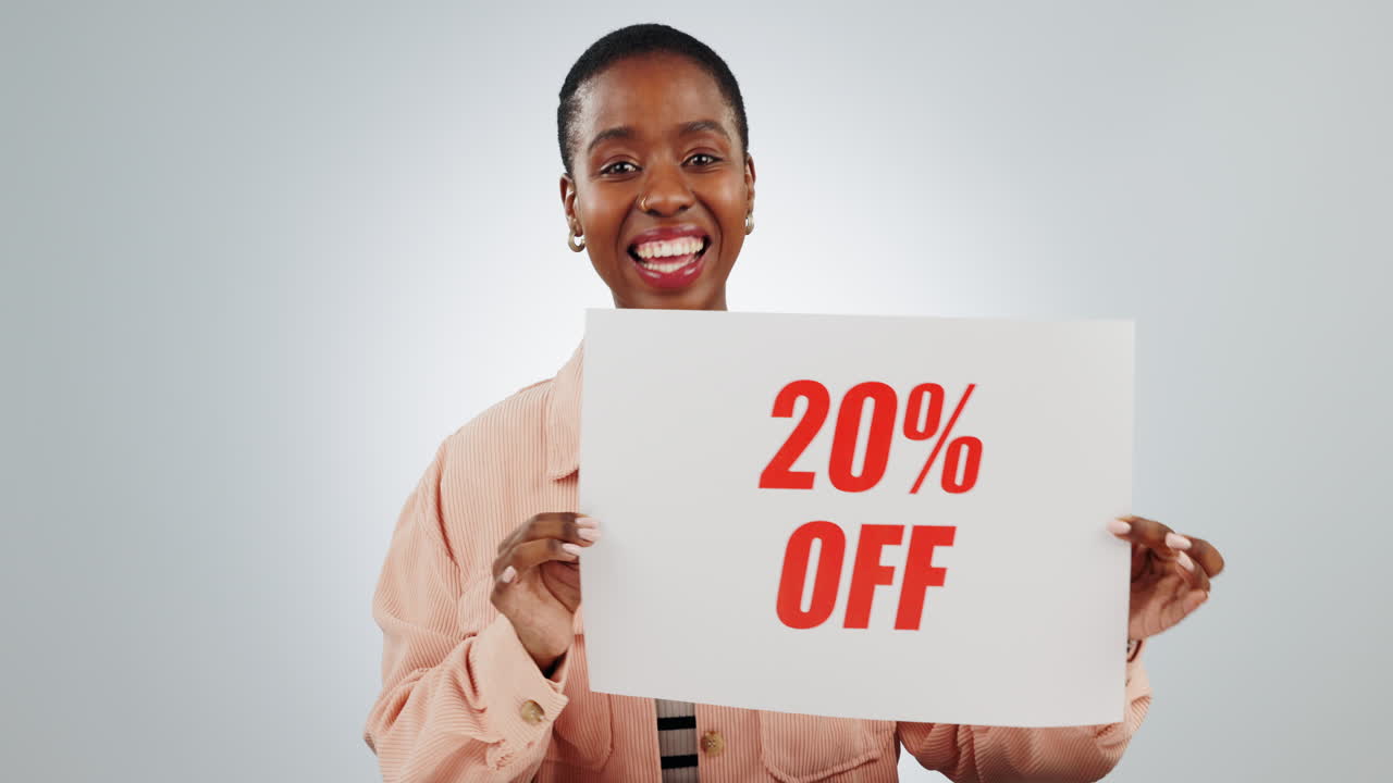 Offerta, promozione e donna con cartello per sconto