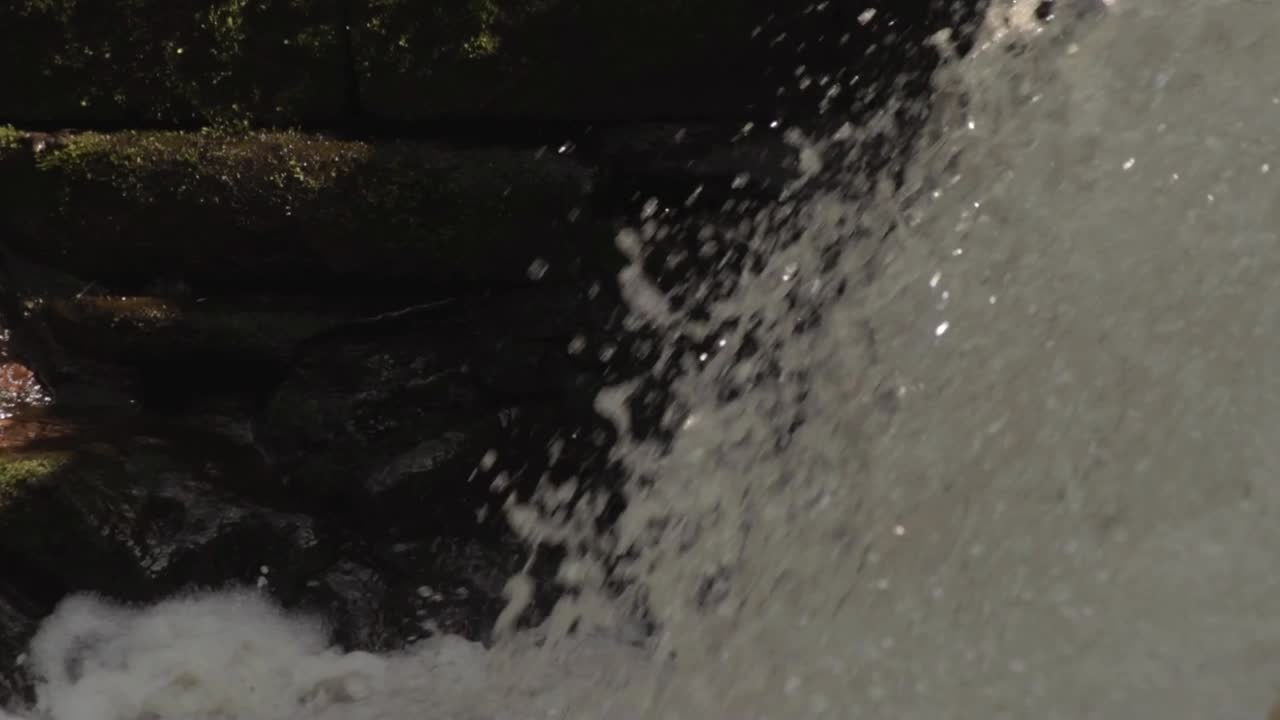 위어 위로 쏟아지는 하얀 물