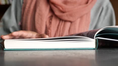 mujer leyendo un libro