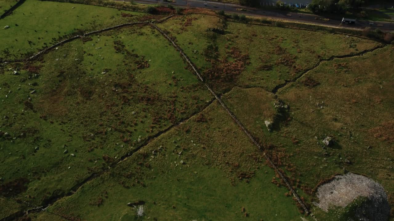 inclinación lenta hacia la cordillera de snowdonia y el lago llyn llydaw.