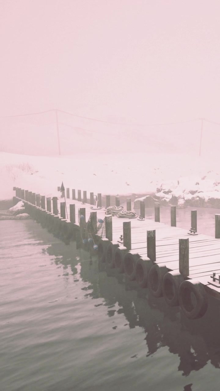 ทิวทัศน์ฤดูหนาวที่มีท่าเรือในวันที่มีหมอกลงจัด ใกล้น้ำที่ล้อมรอบด้วยหิมะ