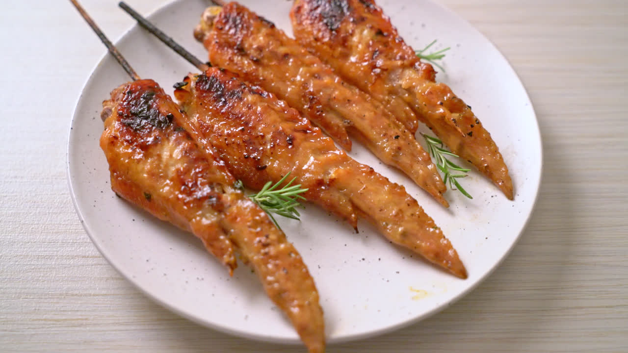 그릴 또는 바비큐 닭 날개 꼬치