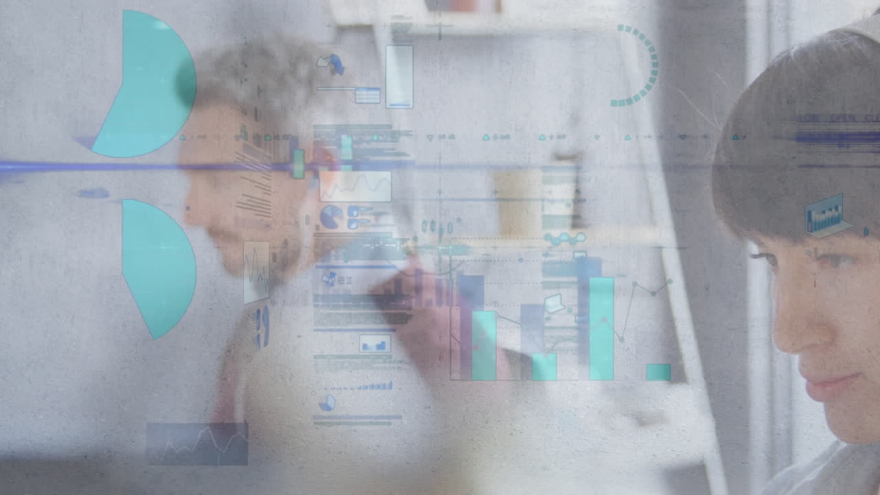 animación del procesamiento de datos sobre los empresarios caucásicos en la oficina