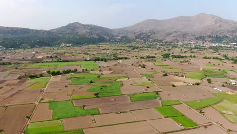 Vista-Aérea-Rural-Escénica-En-El-Panorama-Lleno-De-Campos-Y-Prados