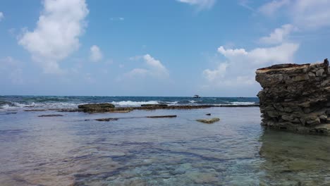 Karibische-Meereswellen-Krachen-An-Einem-Strand-In-Der-Nähe-Atemberaubender-Küstenfelsen