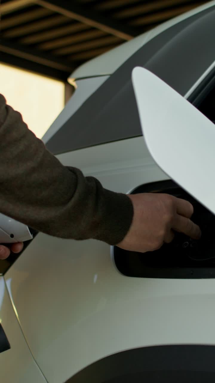 persona que carga un vehículo eléctrico