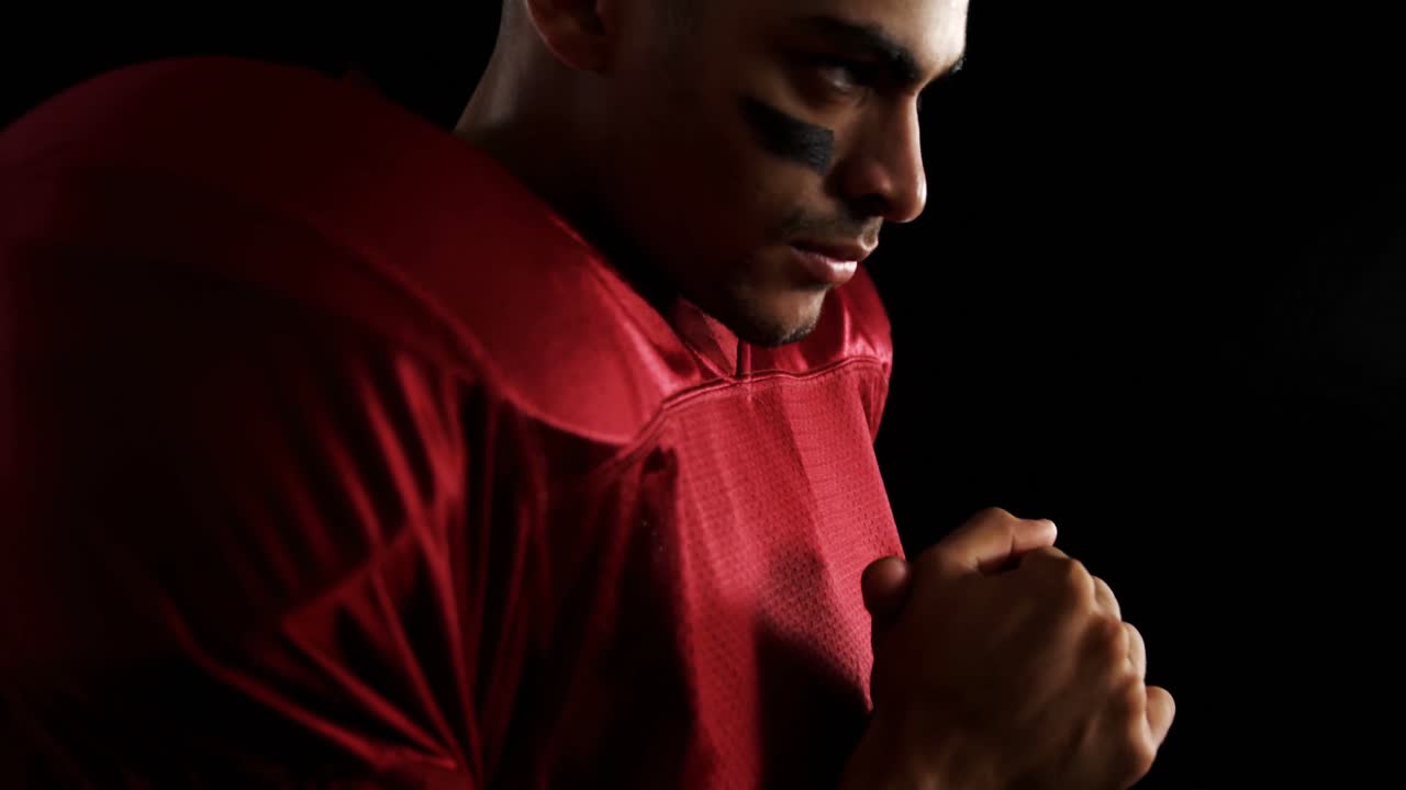 jugador de fútbol americano apretando las manos 4k