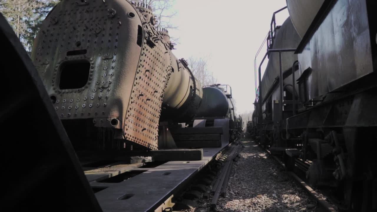 오래된 녹은 열차차량과 기관차