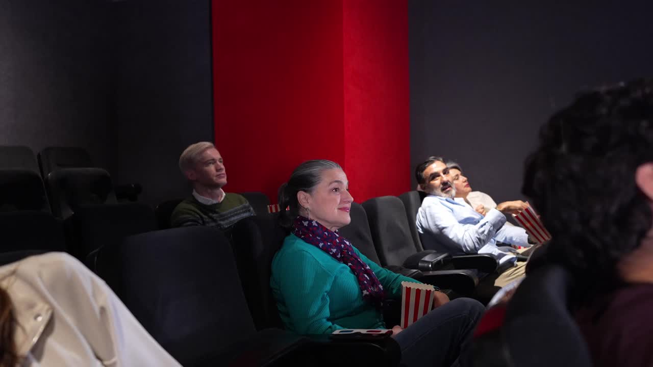 Persone che guardano un film in una sala cinematografica