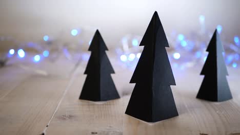 adornos para árboles de navidad hechos a mano con fondo claro bokeh, toma panorámica media