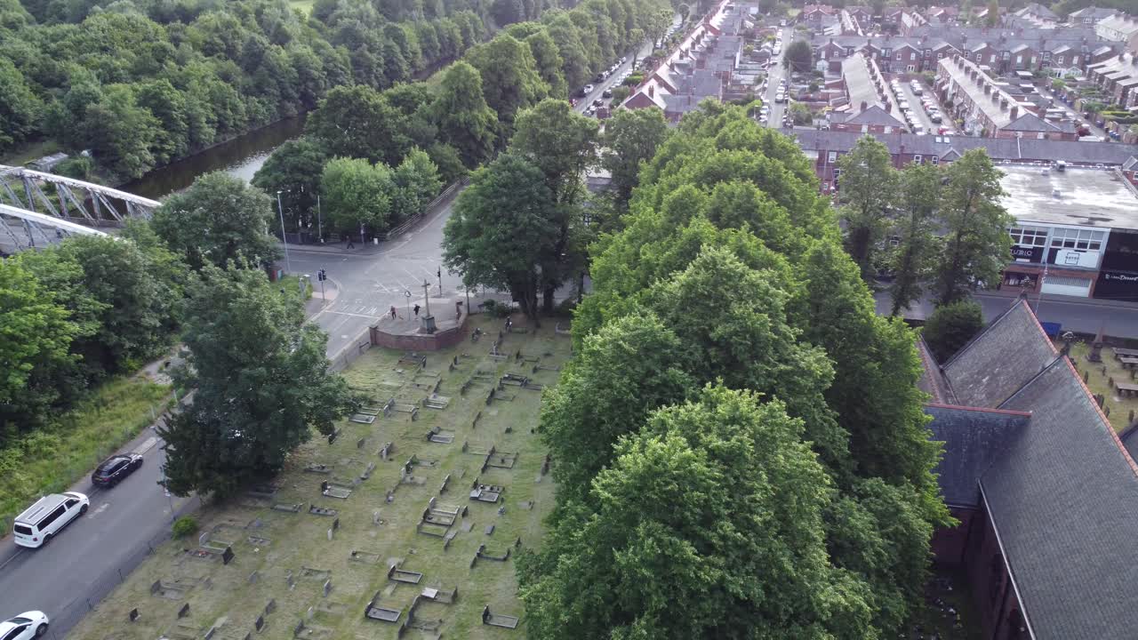 시골 영국 마을 인근 시골 목가적인 교회 종탑과 묘지를 가로지르는 공중 전망