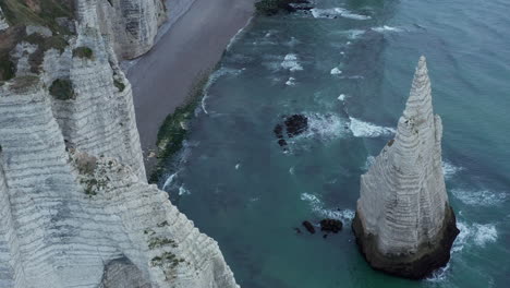 Unglaubliche-Luftaufnahme-Des-Klippenbogens-Von-Etretat-In-Frankreich-Mit-Vorbeifliegenden-Möwen