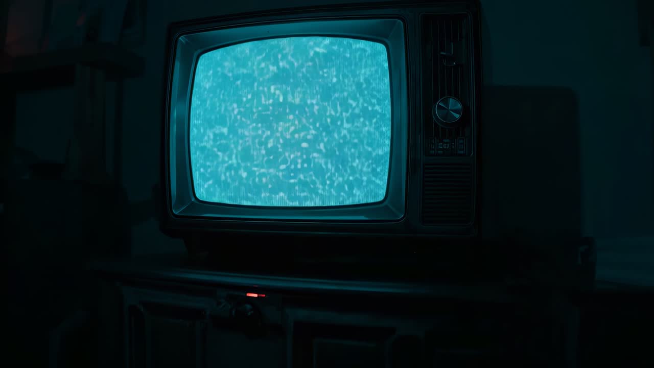 Inclinazione della telecamera dopo uno sfarfallio statico su un televisore CRT in cantina, rivelando un videoregistratore con luce rossa