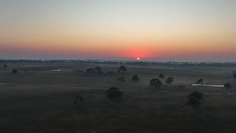 Atardecer-Brumoso-De-La-Mañana-Sobre-Los-Campos