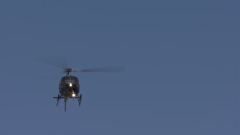 helicópteros de ataque llegan al campo de batalla - fondo de cielo azul