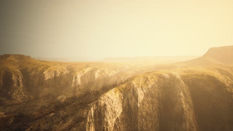 Hierba-Amarilla-Seca-En-La-Montaña-Rocosa-Con-Niebla-Pesada