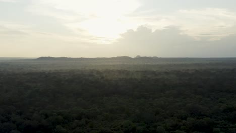 Amanecer-Sobre-La-Jungla-Húmeda-Llena-De-Vapor-En-El-Bosque-De-Sri-Lanka,-Antena