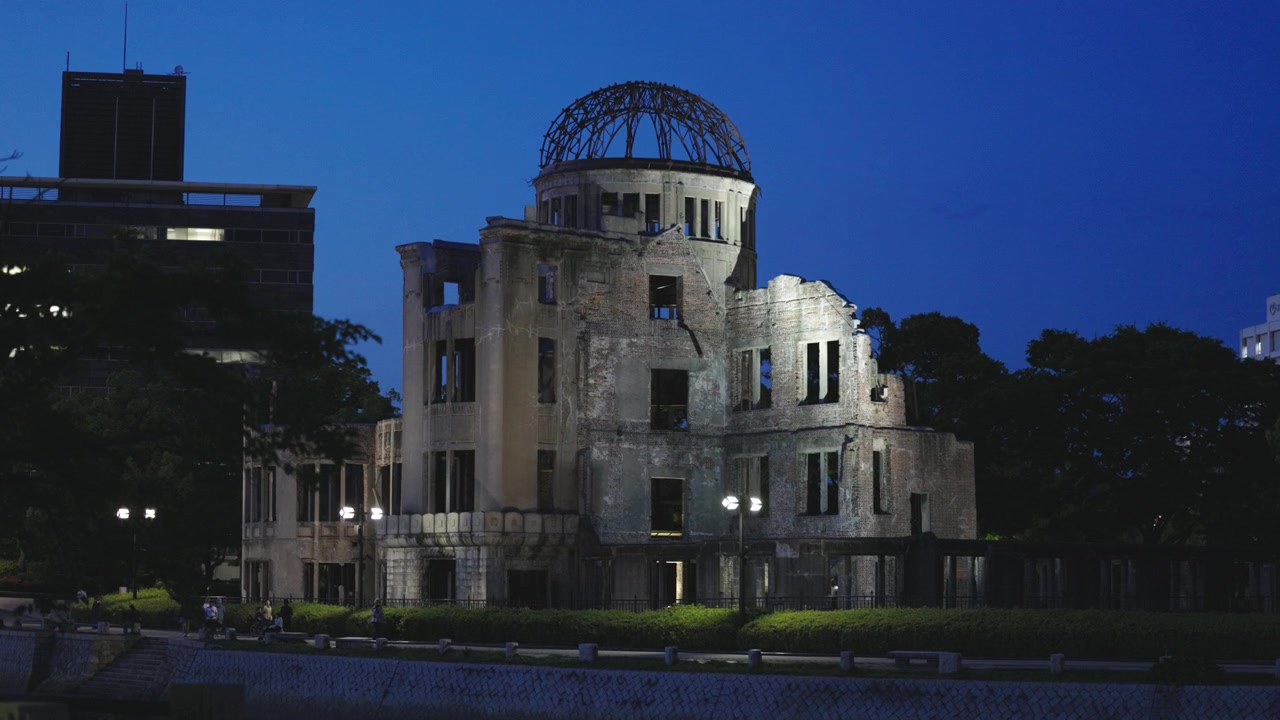 Atombombkupolen i Hiroshima under natten, mörkblå himmel och några stjärnor i bakgrunden