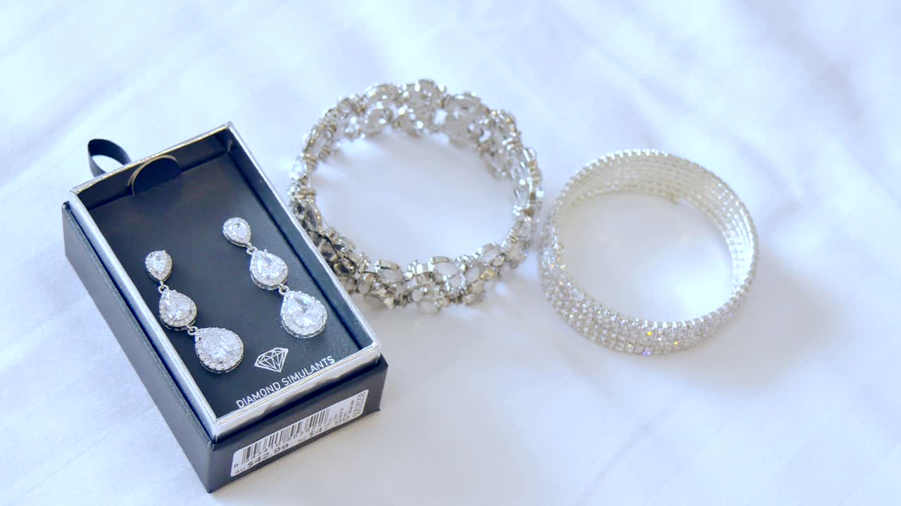 여자 지갑, 핸드백, 목걸이, 귀고리, 웨딩 액세서리의 클로즈업 샷