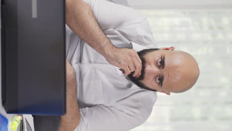 Vídeo-Vertical-De-Un-Trabajador-De-Oficina-En-Casa-Mirando-La-Cámara-Deprimido.