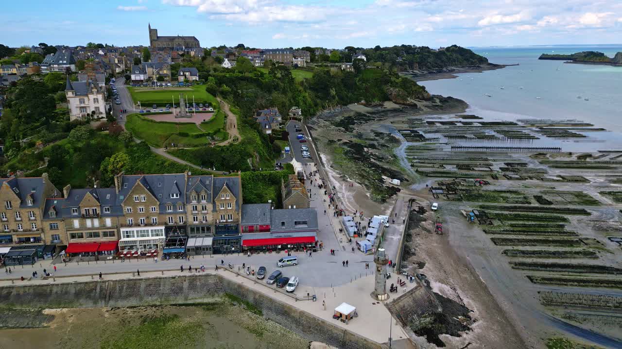 paseo de cancale con lechos de ostras o parques, bretaña en francia