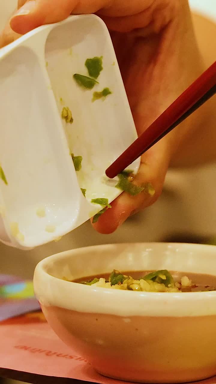 소스 그 에 재료 를 첨가 하는 것