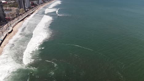 Weiße,-Schäumende-Küstenwellen-Am-Strand-Von-Mazatlán,-Mexiko-Stadt,-Luftbild