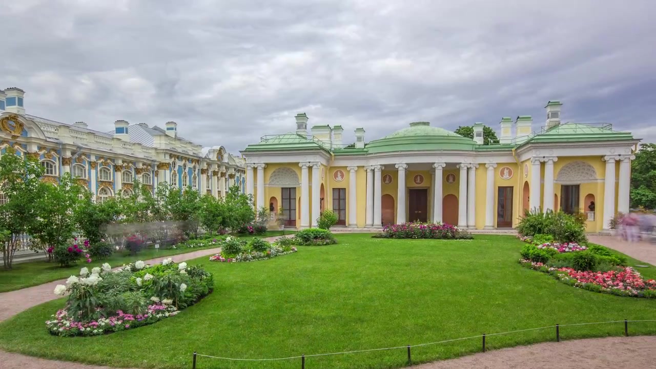 Античная галерея со скульптурами и садом в Екатерининском парке, таймлапс, Санкт-Петербург. Цветочные композиции, деревья, кусты. Облачный летний день