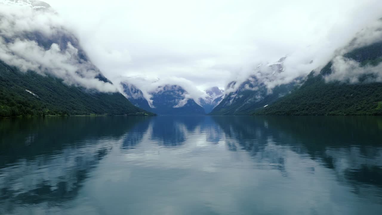 la hermosa naturaleza de noruega el lago lovatnet.