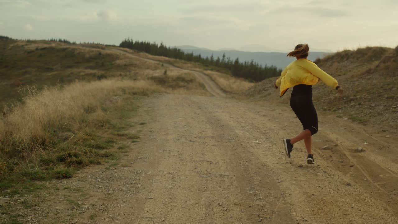 atleta emocionado disfrutando de la victoria después del entrenamiento. mujer feliz levantando las manos