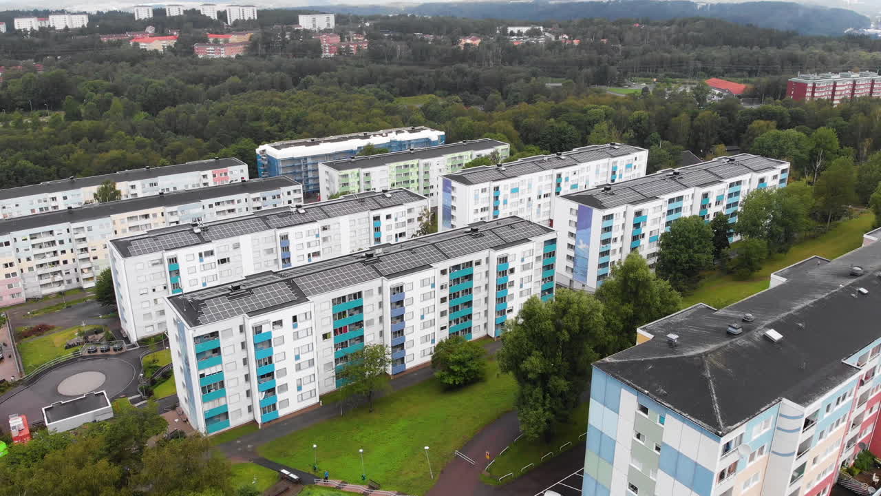 Condomini moderni con tetti a energia verde in Svezia, vista aerea con drone.