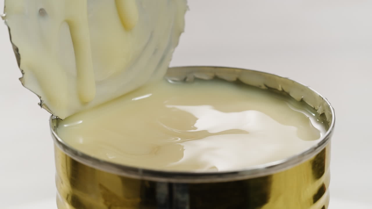 вкусное сгущенное молоко, ложка и вафли на светло-сером столе, плоское место для текста. высококачественный 4k кадр