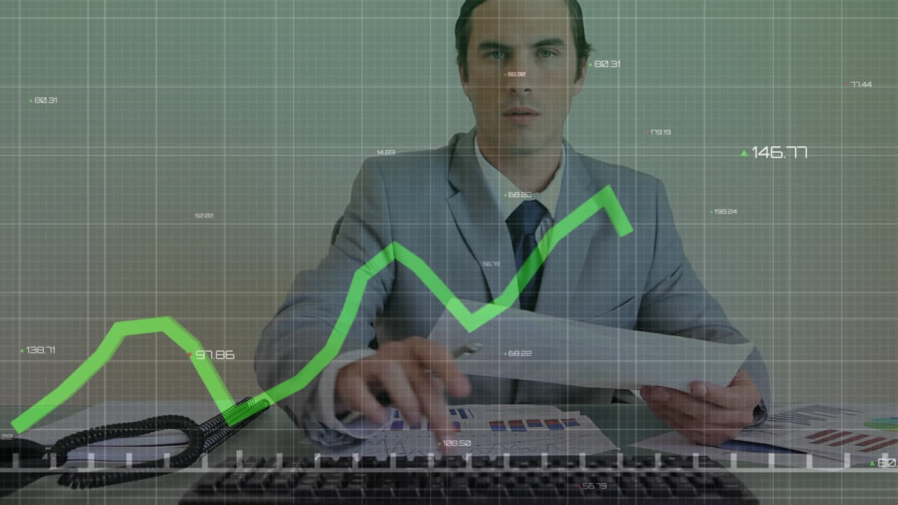 animación del procesamiento de datos estadísticos sobre un hombre de negocios caucásico leyendo documentos en la oficina.