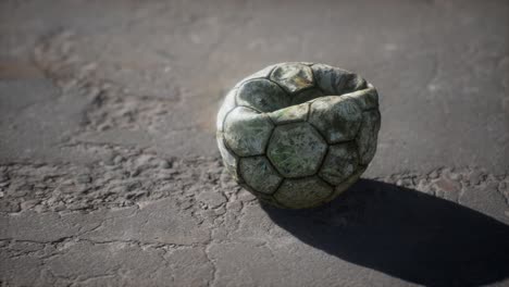 vieja pelota de fútbol el suelo de cemento